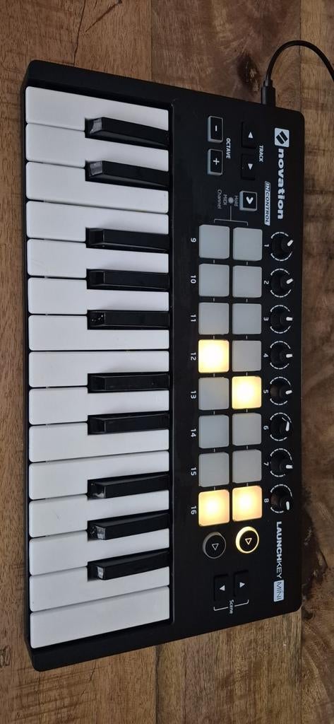 Novation Launchkey Mini Mk2, Muziek en Instrumenten, Overige merken, Midi-aansluiting, Zo goed als nieuw, Overige aantallen