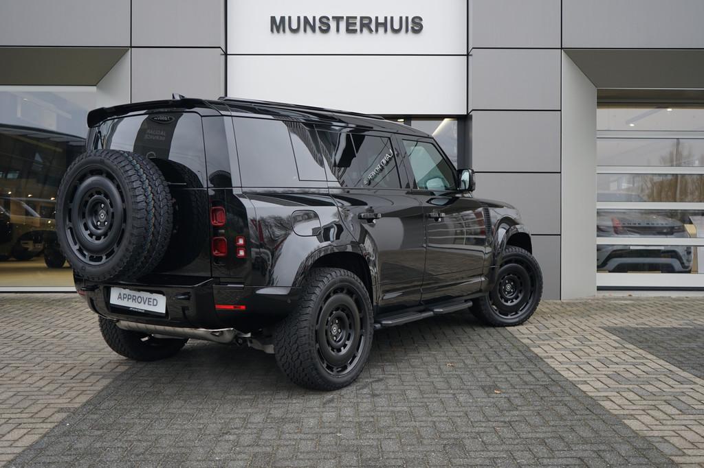 Land Rover Defender 110 2.0 P300e 110 X-Dynamic SE | Schuif/, Auto's, Land Rover, Automaat, 12 maanden, Gebruikt, 38 km/l