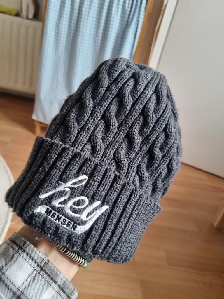 Dylan Haagens Muts - Grijs Gebreide Beanie met Tekst, Dylan Haagens, Onbekend, Ophalen of Verzenden, Zo goed als nieuw