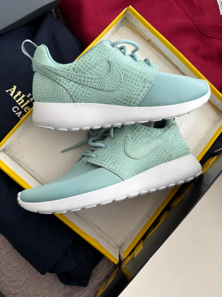 Nike Sneakers Maat 37 - Nieuw en Ongebruikt, Kleding | Dames, Schoenen, Ophalen of Verzenden, Nieuw, Groen, Sneakers of Gympen