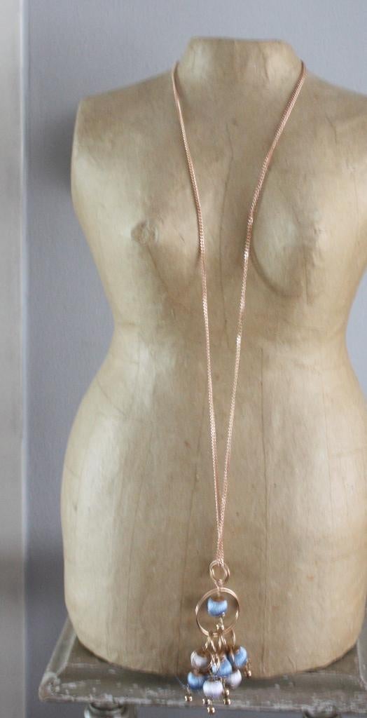 rose kleurige ketting met lichtblauw zilverkleur hangers, Ophalen of Verzenden, Gebruikt, Zilver, Zilver