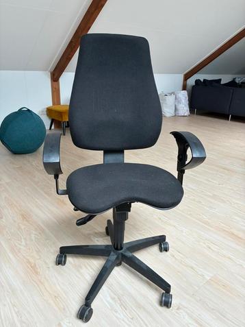 Goede en nette bureaustoel beschikbaar voor biedingen