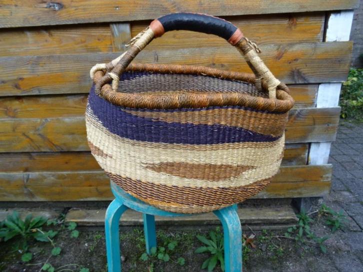 Bolgatanga mand Ghana rond  lederen hengsel uniek handgeweve, Huis en Inrichting, Woonaccessoires | Schalen en Manden, Nieuw, Mand