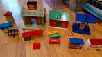 Gebouwen voor bij houten spoorbaan inclusief 3 containers, Ophalen of Verzenden, Zo goed als nieuw