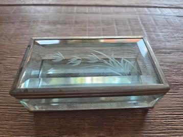 Vintage glazen sieradendoosje met ets beschikbaar voor biedingen