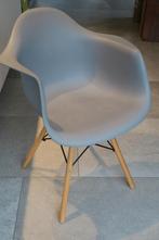 Twee grijze kunststof kuipstoeltjes, Huis en Inrichting, Stoelen, Gebruikt, Twee, Ophalen, Hout