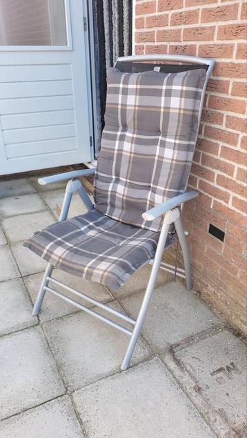Tuinstoel met kussen beschikbaar voor biedingen