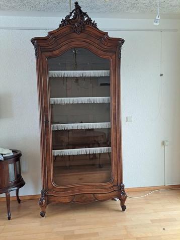 Vitrinekast (Louis XV-stijl) beschikbaar voor biedingen