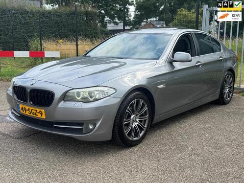 BMW 5-serie 523i High Exe 18inch Leder Opendak Navi Xenon NA, Auto's, BMW, Bedrijf, Te koop, 5-Serie, ABS, Airbags, Airconditioning