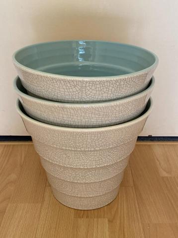 3 Bloempotten (Ø bovenkant ≈ 25,5 cm. Hoogte ≈ 20,5 cm) gaaf beschikbaar voor biedingen