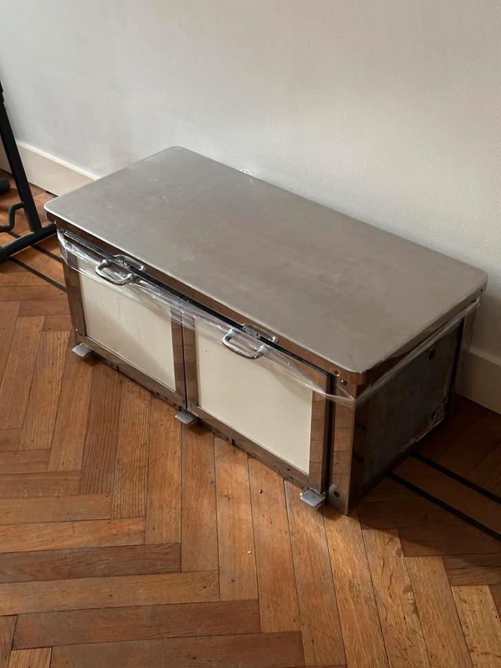 Vintage ijzeren meubel/kist met 2 klapdeuren, Huis en Inrichting, Kasten | Dressoirs, Gebruikt, 50 tot 100 cm, 25 tot 50 cm, Met deur(en)