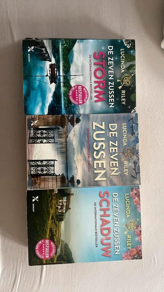 Deel 1, 2 en 3 zeven zussen -Lucinda Riley, Boeken, Literatuur, Zo goed als nieuw, Nederland, Ophalen of Verzenden