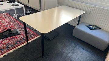 Creme in hoogte verstelbaar bureau