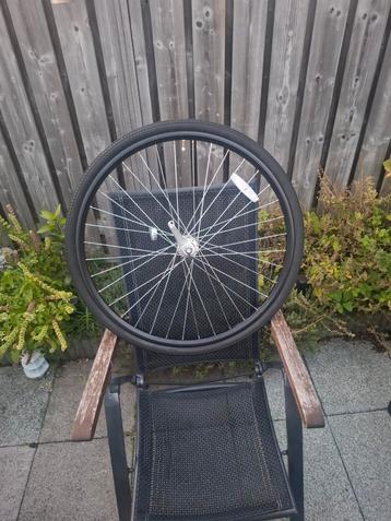 4 fietsbanden + 1 compleet wiel met velg beschikbaar voor biedingen