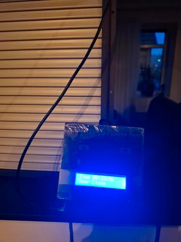 Automatisch kippenluik beschikbaar voor biedingen