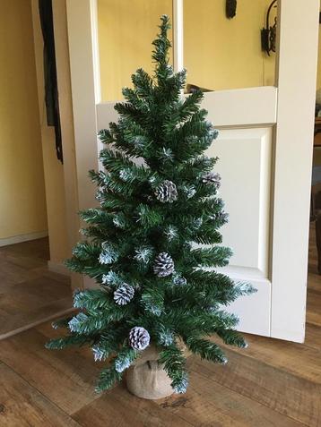 Kunst kerstboom beschikbaar voor biedingen