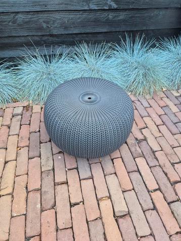 Mooie grijze tuinpoef kunststof  beschikbaar voor biedingen