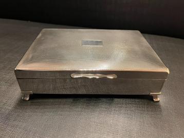 Verzilverde sieradendoos beschikbaar voor biedingen