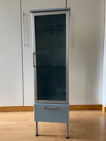 Blauw kastje op 4 pootjes  beschikbaar voor biedingen