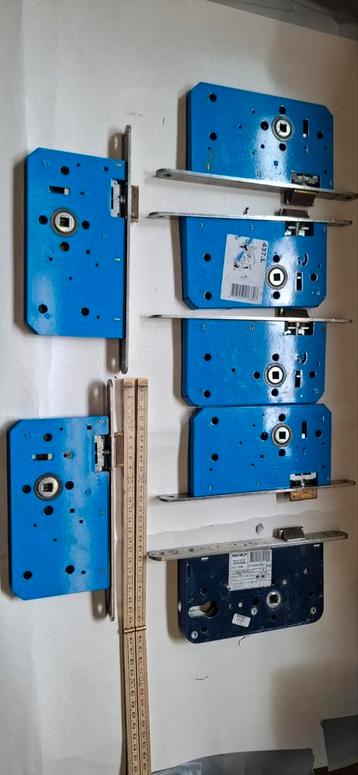 6 binnendeursloten  beschikbaar voor biedingen