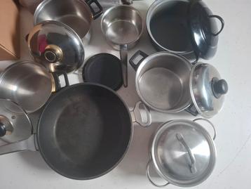 4 kookpannen. 1 steelpan, 1 juspan en 1 zware koekenpan  beschikbaar voor biedingen
