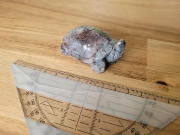beeldje van schildpad, geneden steen beschikbaar voor biedingen
