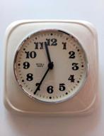 Vintage klok van cremekleurig keramiek van Hora Quartz, Ophalen of Verzenden, Zo goed als nieuw, Analoog, Wandklok