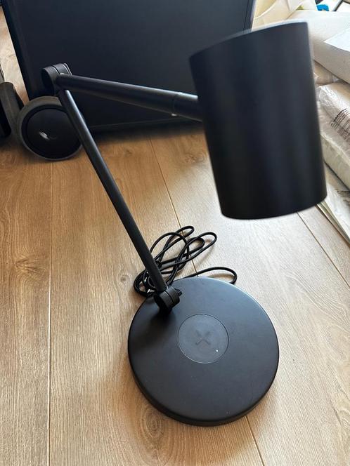 Stijlvolle IKEA NYMÅNE bureaulamp met draadloos opladen, Huis en Inrichting, Lampen | Tafellampen, Zo goed als nieuw, 50 tot 75 cm