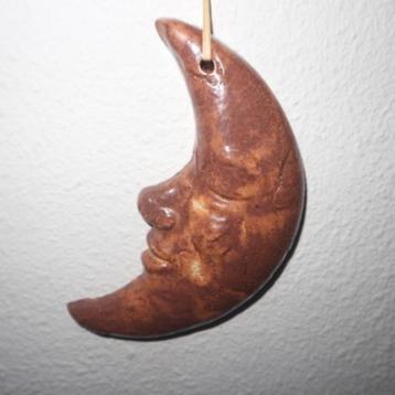 Keramiek maantje voor aan de muur beschikbaar voor biedingen