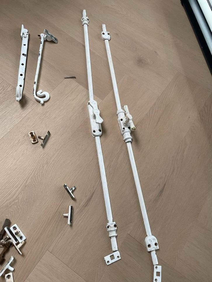 Oude Raambeslag Onderdelen uitzetters espagnolet, Doe-het-zelf en Verbouw, Hang- en Sluitwerk, Gebruikt, Overige typen, IJzer