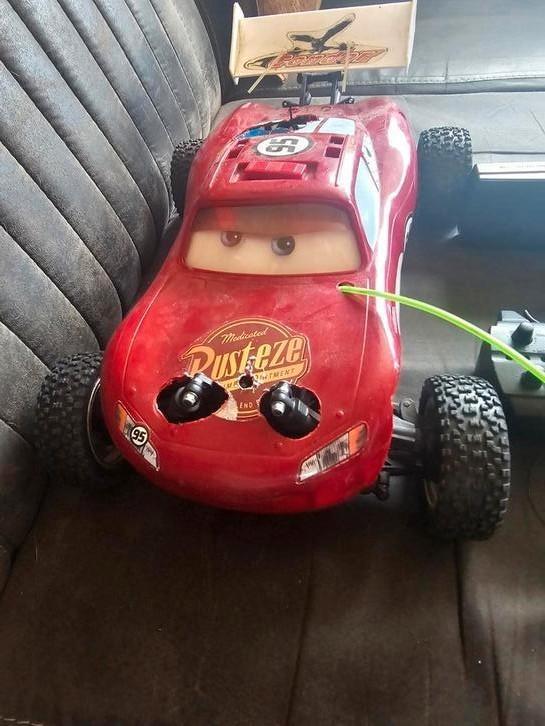 Te koop 2 nitro autos met afstandsbedieningen, Hobby en Vrije tijd, Modelbouw | Radiografisch | Auto's, Gebruikt, Auto offroad