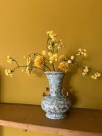 Lichtblauw Gouda Jumbo 355 vaasje + gele kunstbloemetjes, Blauw, Aardewerk of Porselein, Ophalen of Verzenden, Zo goed als nieuw