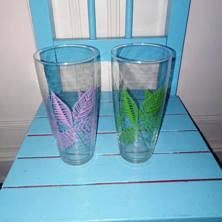 Limonade glazen met blad print roze en groen 2 stuks, Huis en Inrichting, Keuken | Servies, Gebruikt, Glas of Glazen, Overige stijlen