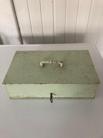Brocante oude geldkist pistache beschikbaar voor biedingen