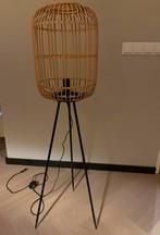 Rotan vloerlamp met zwart stalen poten., Ophalen, Zo goed als nieuw, 100 tot 150 cm