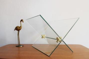 Glazen vintage boekenstandaard. Retro lectuurbak, goud beschikbaar voor biedingen