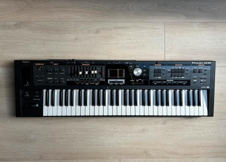 Roland VR-09 (klein defect) met draagtas, Muziek en Instrumenten, Keyboards, Gebruikt, 61 toetsen, Roland, Ophalen