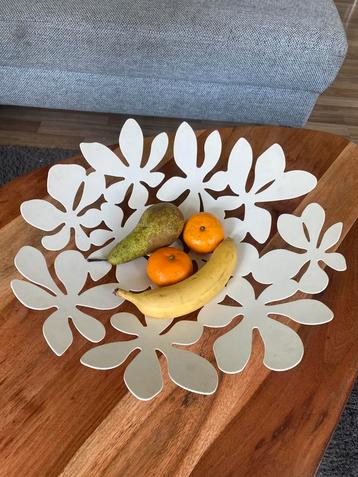 Fruitschaal. Wit Ikea bloemen beschikbaar voor biedingen