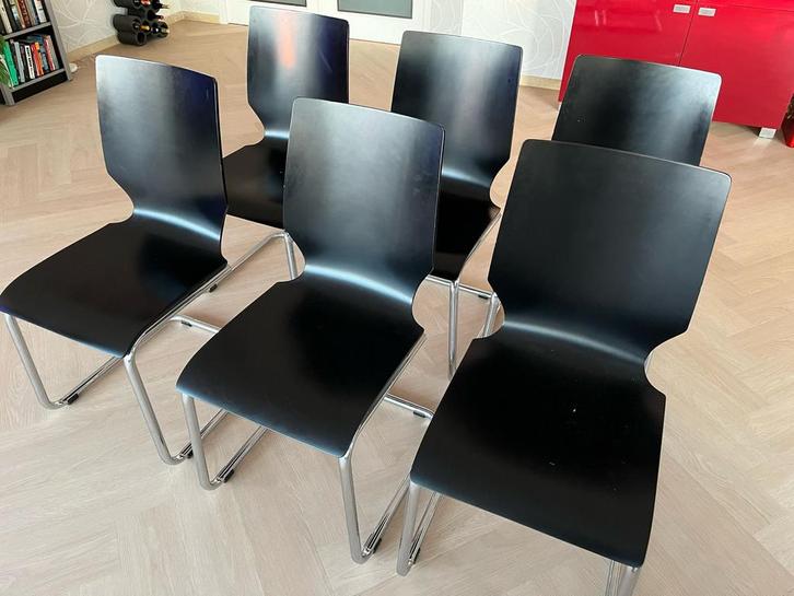 Zes zwarte stoelen van Hulshoff design, Huis en Inrichting, Stoelen, Gebruikt, Vijf, Zes of meer stoelen, Kunststof, Zwart, Ophalen