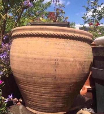 Oude terracotta pot antiek uniek aardewerk vorstbestendig beschikbaar voor biedingen