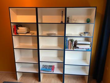 Boekenkast, wandkast beschikbaar voor biedingen