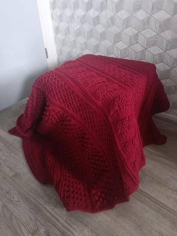 Handgemaakte gehaakte donker rode deken
