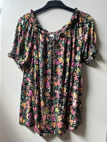 Maat MS Mode tshirt zwart met gekleurde bloemetjes beschikbaar voor biedingen