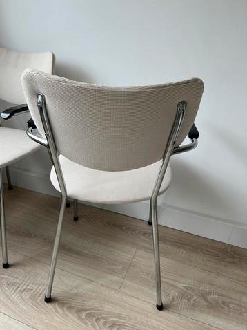 2 Retro Stoelen - Beige Bekleding beschikbaar voor biedingen