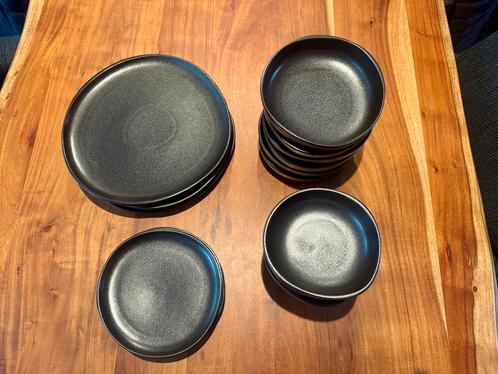 Zwart servies 24 delig, Huis en Inrichting, Keuken | Servies, Zo goed als nieuw, Bord(en), Overige stijlen, Ophalen