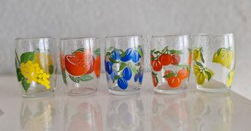 Vijf retro fruit glaasjes beschikbaar voor biedingen