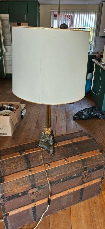 Franse tafellamp met bronzen voet beschikbaar voor biedingen