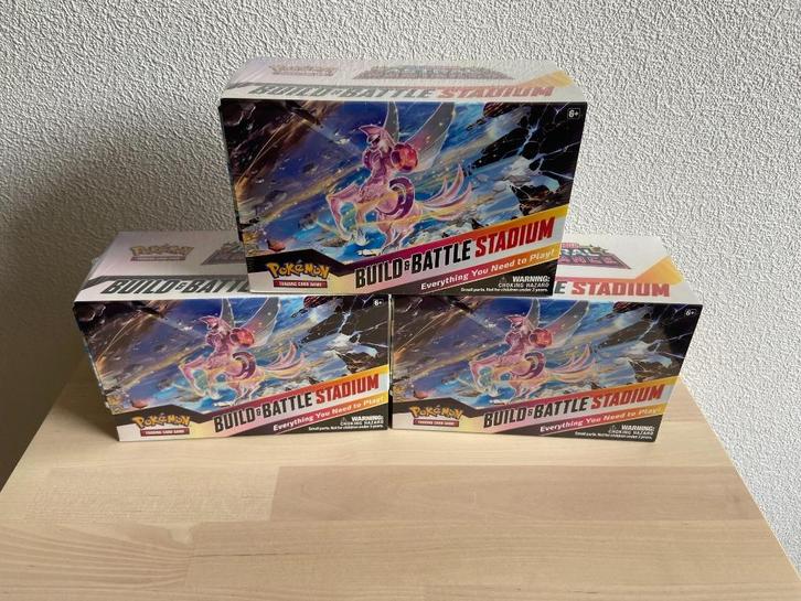 Astral Radiance Build & Battle Stadium Box SEALED 3x, Hobby en Vrije tijd, Verzamelkaartspellen | Pokémon, Nieuw, Boosterbox, Foil