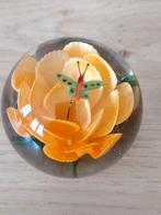 GLAZEN BOL MET ORANJE BLOEM EN VLINDER-PRESSE PAPIER, Verzenden, Zo goed als nieuw