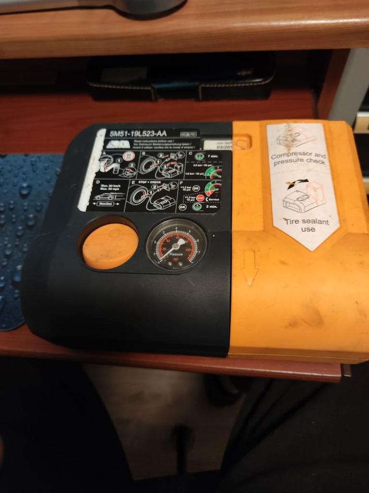 Volvo banden pomp/nood sealer set. reservewiel vervanging., Auto-onderdelen, Accu's en Toebehoren, Volvo, Gebruikt, Ophalen of Verzenden